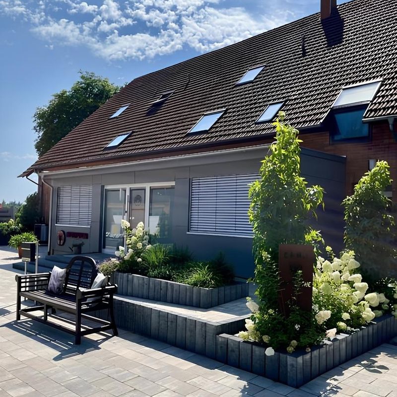 Ansicht des Hauptgebäudes des Campingplatzes, umgeben von einer schönen Landschaft.