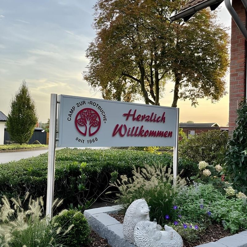 Ein Willkommens-Schild für Camp zur Rotbuche Gravenbrock - Versmold, im Tageslicht.