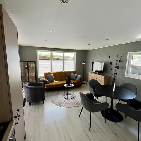 Gemütliches Wohnzimmer und Essbereich im modernen Heim Chalet.