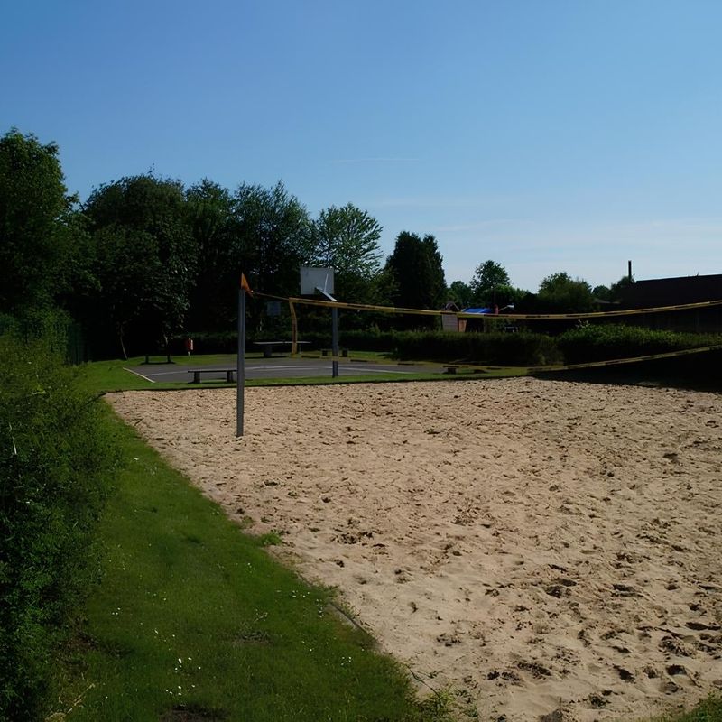 Ein Beachvolleyballplatz, ideal für sportliche Aktivitäten und Entspannung.