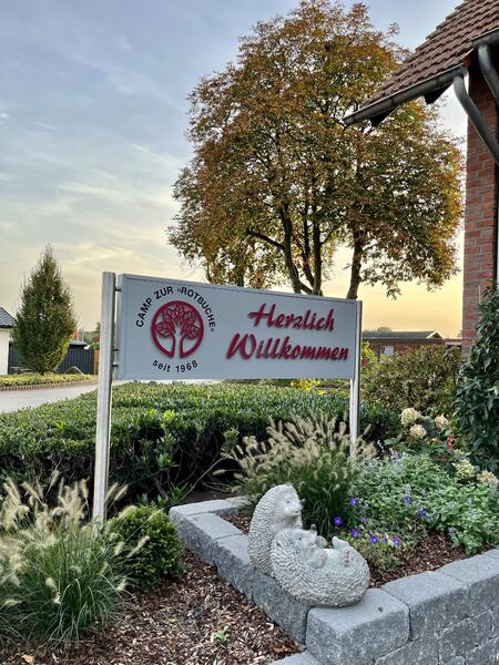 camp-zur-rotbuche-herzlich-willkommen-schild_108
